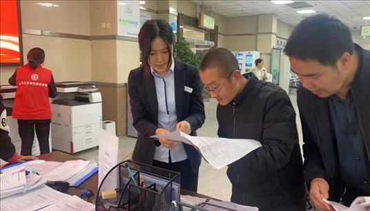 四川省成都市溫江區(qū)市場(chǎng)監(jiān)管局工作人員為群眾提供幫辦服務(wù)。圖片來(lái)源：人民網(wǎng)四川頻道