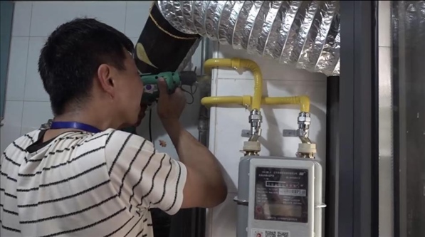 北京市石景山區(qū)工作人員上門(mén)安裝燃?xì)夤艿馈D片來(lái)源：北京市石景山區(qū)委組織部