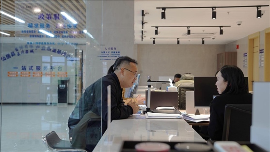 浙江省臺(tái)州市辦事群眾在政務(wù)服務(wù)中心咨詢業(yè)務(wù)辦理相關(guān)問(wèn)題。圖片來(lái)源：人民網(wǎng)浙江頻道