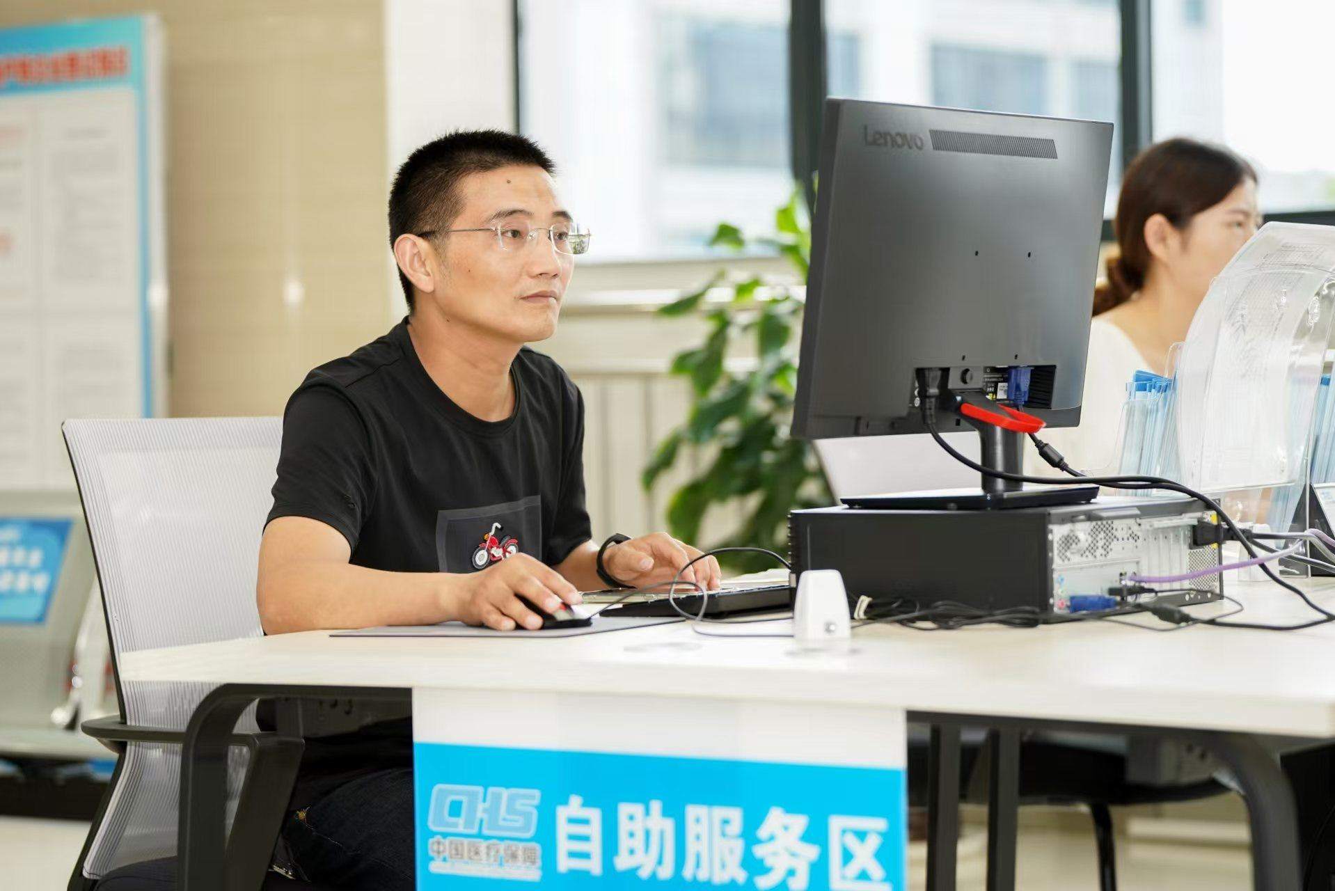 安徽省池州市市民在政務(wù)服務(wù)大廳自助辦理業(yè)務(wù)。圖片來(lái)源：人民網(wǎng)安徽頻道