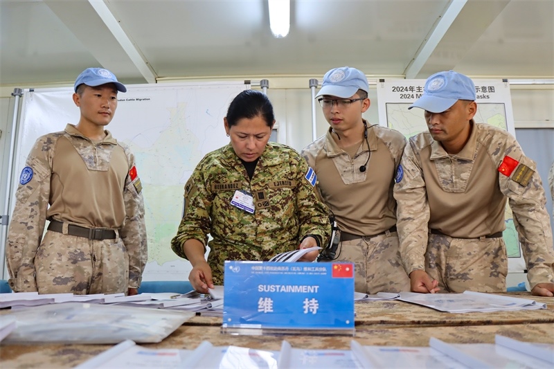 圖2-評(píng)估組對(duì)分隊(duì)軟件進(jìn)行檢查（馬騫攝）