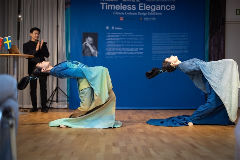 當(dāng)?shù)厝A人舞社成員表演《只此青綠》。斯德哥爾摩中國文化中心供圖