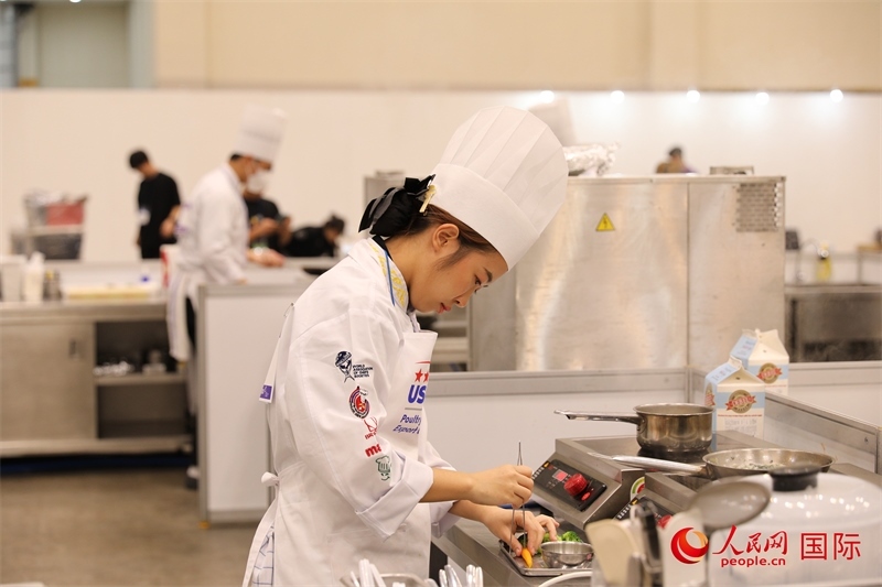 當(dāng)?shù)貢r(shí)間10月5日，廚師在第21屆釜山國(guó)際美食博覽會(huì)上展示廚藝。人民網(wǎng)記者 莽九晨攝