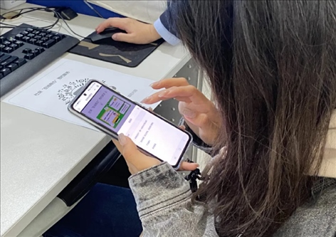 趙女士用手機(jī)掃碼預(yù)約幫辦服務(wù)。圖片來(lái)源：微信公眾號(hào)“上海市普陀區(qū)政務(wù)服務(wù)中心”