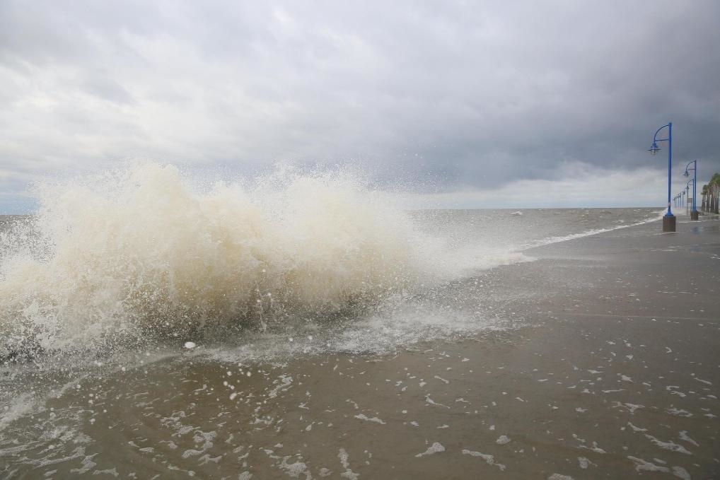 2020年9月15日，受颶風(fēng)“薩莉”影響，美國(guó)路易斯安那州新奧爾良的龐恰特雷恩湖巨浪拍岸。新華社發(fā)（魏蘭攝）