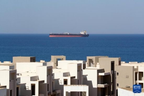 這是10月8日在埃及蘇伊士灣拍攝的行駛中的船只。新華社記者 隋先凱 攝