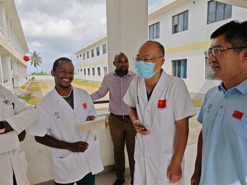 中桑醫(yī)護(hù)人員合作愉快。中國援桑醫(yī)療隊(duì) 供圖