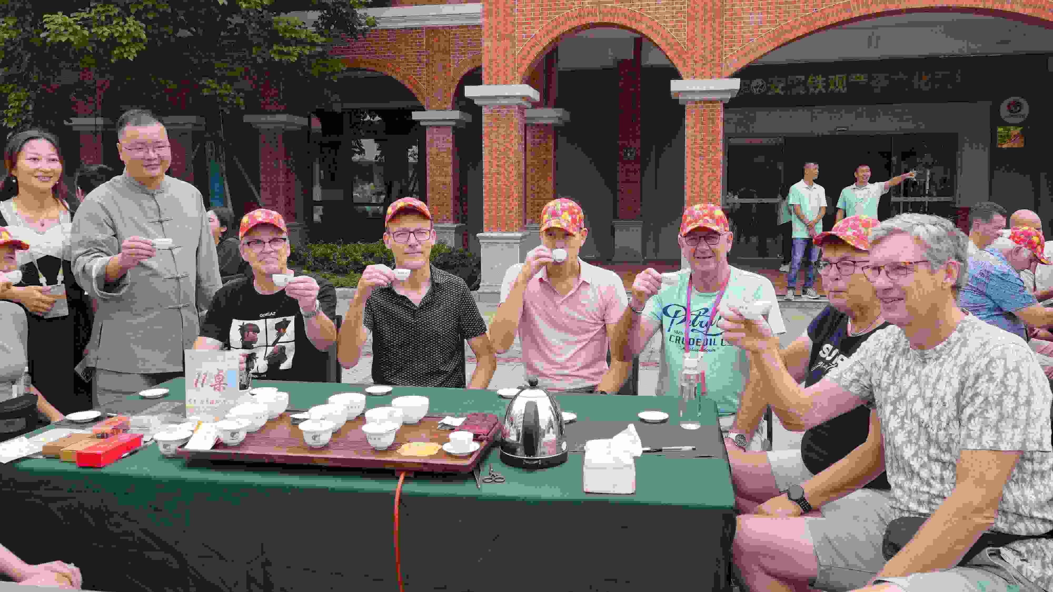 2023年10月4日，福建泉州，外國(guó)人品中國(guó)茶。