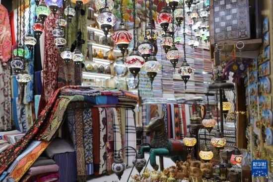 這是10月8日在阿曼首都馬斯喀特的穆特拉市集拍攝的一家店鋪。新華社記者 汪強 攝