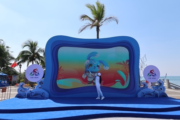 第12棒火炬手“點(diǎn)燃”現(xiàn)場(chǎng)大屏幕上運(yùn)動(dòng)會(huì)吉祥物“吉貝”手中的火炬。主辦方供圖