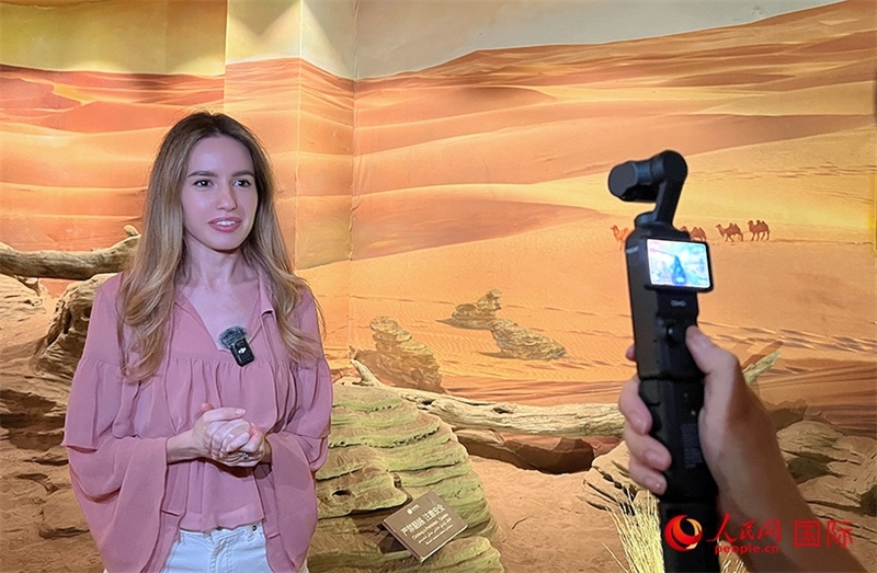 麗娜在吐魯番坎兒井源景區(qū)錄制視頻。人民網(wǎng)記者 曾書柔攝