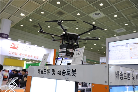 “智慧生活周”博覽會(huì)上展出的快遞無(wú)人機(jī)。人民網(wǎng)記者 莽九晨攝