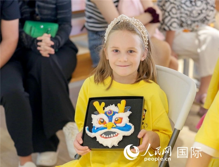 一名中文愛好者手捧生肖畫。人民網(wǎng)中東中心分社塔里克·易卜拉欣攝