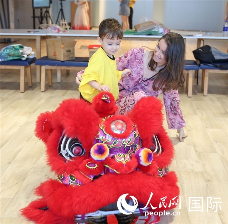 一名兒童在感受舞獅。人民網(wǎng)中東中心分社塔里克·易卜拉欣攝