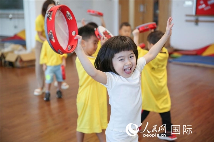 一名華裔兒童在參加音樂課程。人民網(wǎng)中東中心分社塔里克·易卜拉欣攝