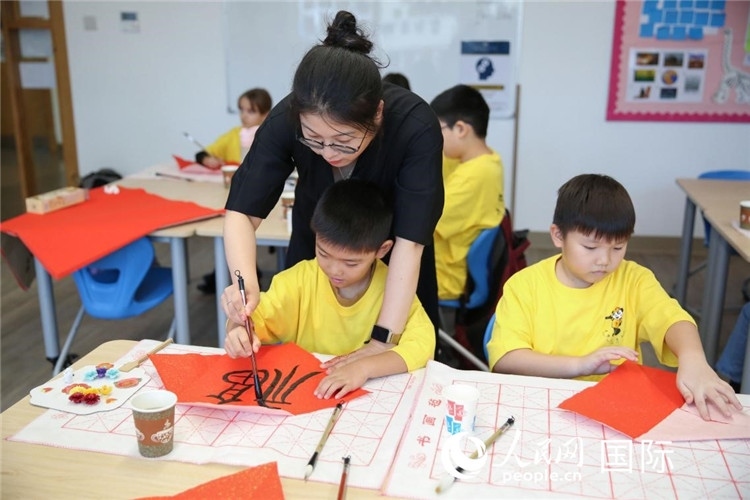 書法課場景。人民網(wǎng)中東中心分社塔里克·易卜拉欣攝