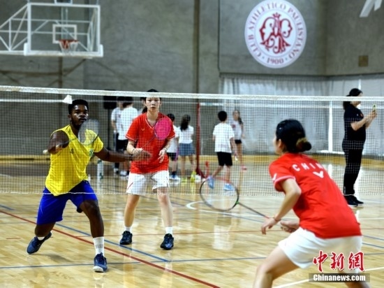 當(dāng)?shù)貢r(shí)間10月12日，巴西圣保羅，中國(guó)高校羽毛球代表團(tuán)和巴西羽毛球協(xié)會(huì)運(yùn)動(dòng)員切磋球技。 