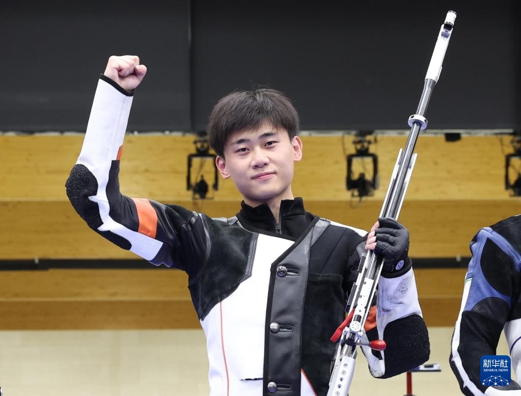 8月1日，在法國沙托魯舉行的巴黎奧運(yùn)會射擊男子50米步槍三姿決賽中，中國選手劉宇坤奪得冠軍。圖為劉宇坤在奪冠后慶祝。新華社記者 張帆 攝