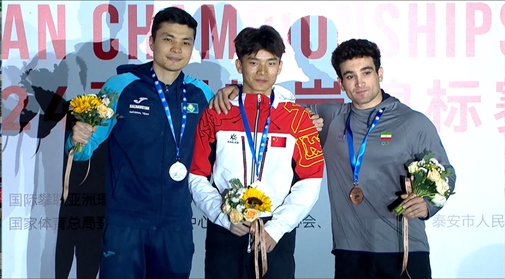 伍鵬（中）奪得男子速度項目冠軍。主辦方供圖