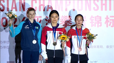 女子速度項目蒙世雪（中）奪冠，周婭菲（右）獲季軍。主辦方供圖