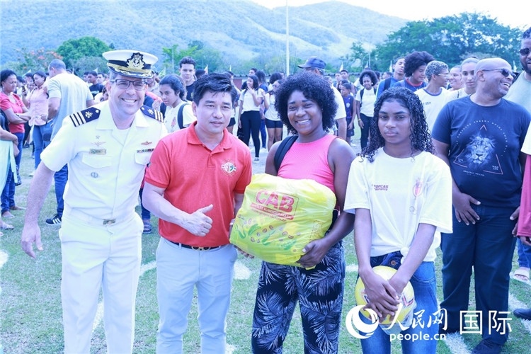 巴西中國(guó)浙江商會(huì)會(huì)長(zhǎng)鄭俠茂向巴西貧困社區(qū)兒童及家庭捐贈(zèng)基礎(chǔ)食品籃子和足球。人民網(wǎng)記者陳海琪 攝