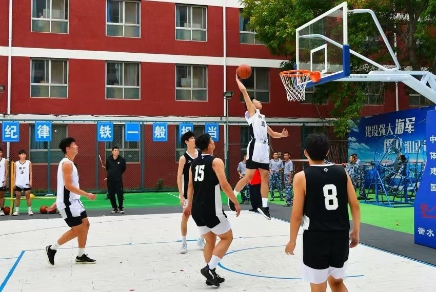 全天候室外運動木地板籃球場上精彩激烈的籃球賽。 主辦方供圖