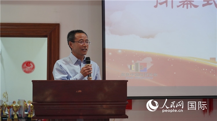 中國駐約翰內(nèi)斯堡代總領(lǐng)事周育江在閉幕式上致辭。 人民網(wǎng) 張茜攝