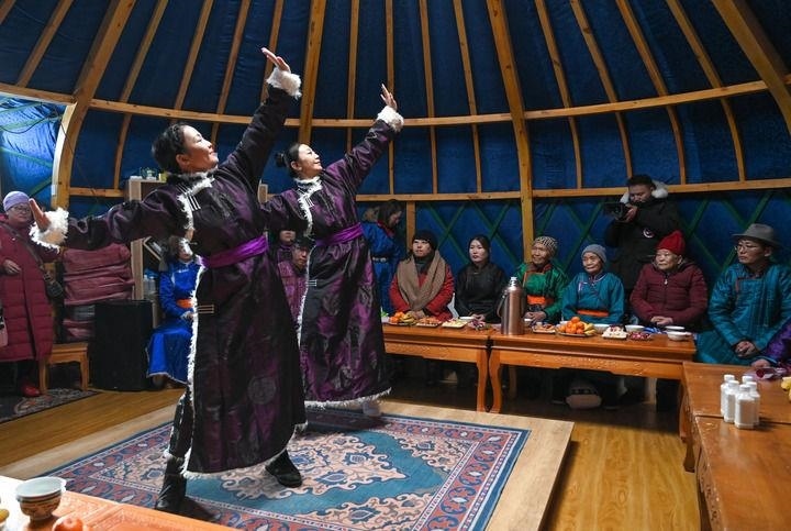 2023年12月21日，烏蘭牧騎隊員在內(nèi)蒙古阿其圖烏拉蘇木進行舞蹈表演。