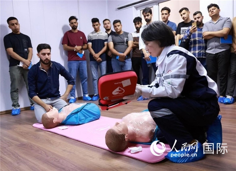 新進(jìn)油田工作的伊拉克大學(xué)生在接受急救培訓(xùn)。人民網(wǎng)記者管克江攝