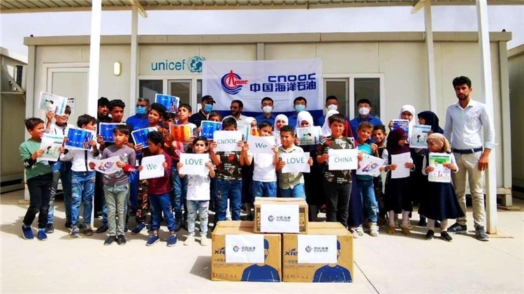 慰問當(dāng)?shù)貙W(xué)校。中國海油供圖