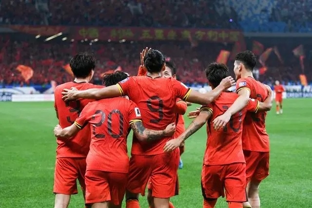 10月15日晚，張玉寧（9號）進球后與隊友擁抱慶祝。新華社記者 李紫恒攝