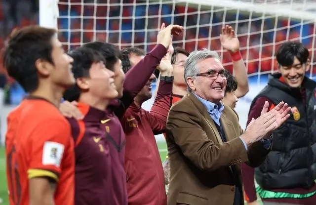 10月15日晚，國足主教練伊萬科維奇（前右）賽后向觀眾致意。新華社記者 胡星宇攝