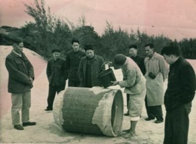 谷文昌（左一）與工程技術(shù)人員解決地下水供給（資料照片）。谷文昌帶領(lǐng)群眾修建了22座水庫和705處永久性水利工程，緩解了東山縣水資源極度缺乏的難題。