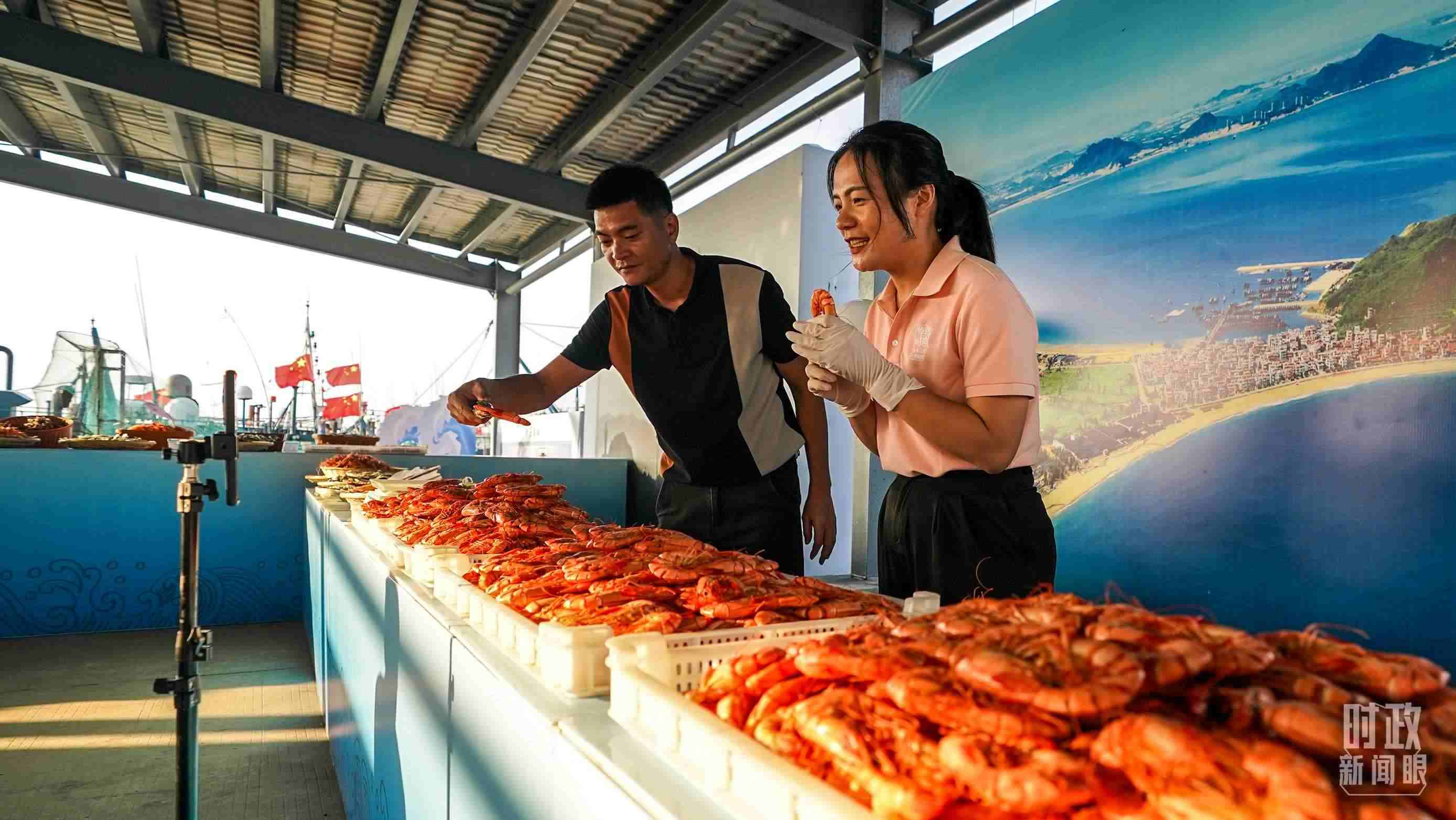 △正在直播賣貨的澳角村村民。（總臺(tái)記者李晉拍攝）