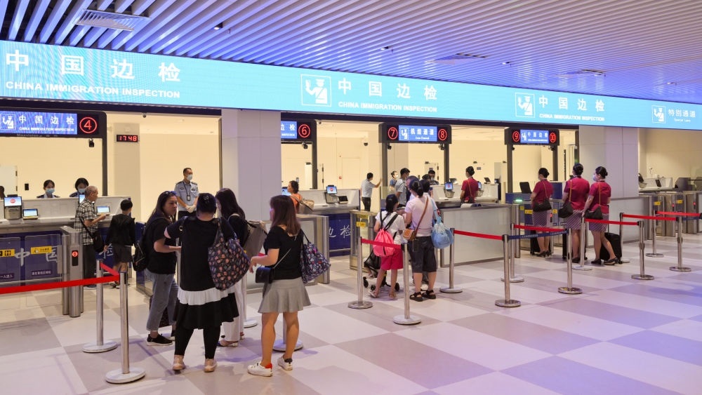 2023年7月26日，旅客在三亞鳳凰國際機場國際航站樓有序通關(guān)。三亞鳳凰國際機場國際航站樓改擴建項目主體工程已于2023年7月1日完工并投入使用，該項目是海南自貿(mào)港首個主體工程完工并投入使用的封關(guān)運作項目?！逗Ｄ献杂少Q(mào)易港建設(shè)總體方案》明確，海南將在2025年前適時啟動全島封關(guān)運作。