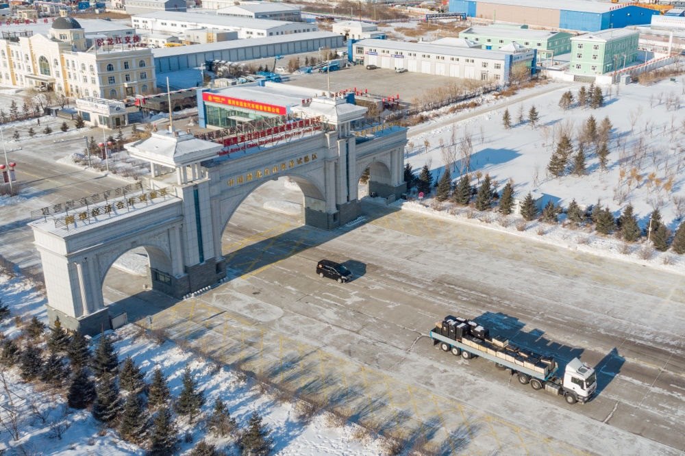 這是中國（黑龍江）自由貿(mào)易試驗區(qū)黑河片區(qū)（2024年1月31日攝，無人機照片）。2023年，該自貿(mào)片區(qū)外貿(mào)進出口總值達244.82億元，實現(xiàn)增幅56.9%，引進外資企業(yè)16家，直接利用外資127.3萬美元，同比增長27.3%。