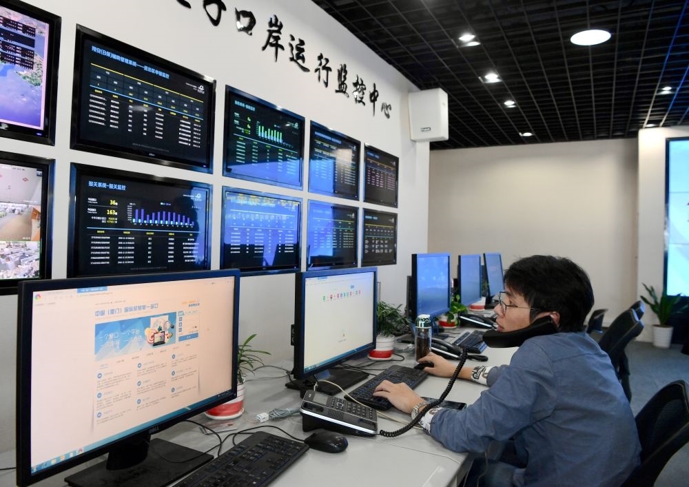 在中國（福建）自由貿(mào)易試驗區(qū)廈門片區(qū)，國際貿(mào)易“單一窗口”工作人員在網(wǎng)上受理業(yè)務(wù)（2018年11月15日攝）。“單一窗口”是關(guān)檢等口岸部門、地方政府相關(guān)部門、金融機構(gòu)等共同參與的口岸管理共享平臺。貿(mào)易商能夠通過一個入口提交貨物進出口或轉(zhuǎn)運所需要的單證或電子數(shù)據(jù)，實現(xiàn)“一個平臺、一點接入、一次申報、一次辦結(jié)”。