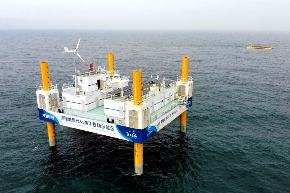 這是應(yīng)用5G技術(shù)的山東長島綜合試驗區(qū)南隍城國家級海洋牧場示范區(qū)海上平臺（2020年8月8日攝，無人機照片）。中國（山東）自由貿(mào)易試驗區(qū)設(shè)立以來，一系列大膽試、大膽闖、自主改的政策逐步落實，制度創(chuàng)新打通堵點、釋放活力，成為深化對外開放、發(fā)展海洋經(jīng)濟的重要抓手。