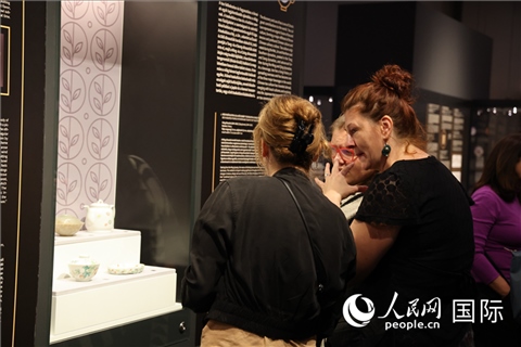 嘉賓參觀展覽。人民網(wǎng)記者 禹麗敏攝