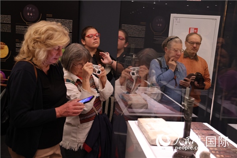嘉賓參觀展覽。人民網(wǎng)記者禹麗敏 攝。