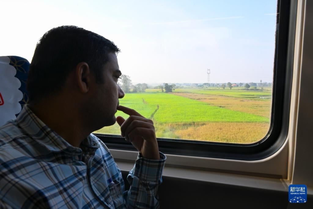 這是10月12日在老撾拍攝的中老鐵路C98列車上的一名乘客。新華社記者 程一恒 攝
