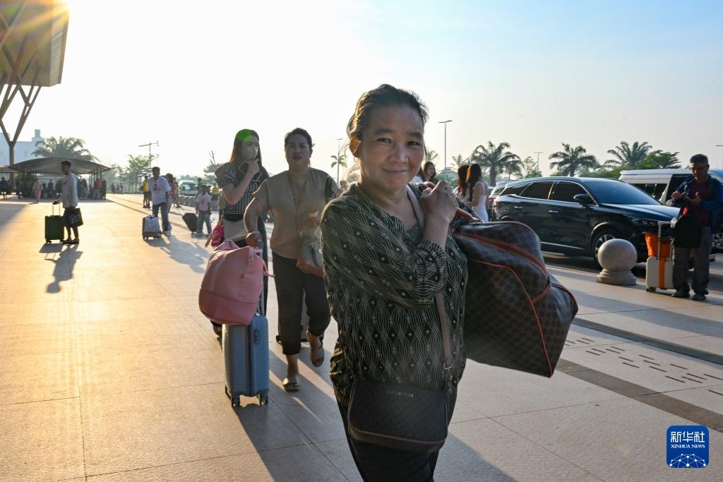 這是10月12日在老撾萬象中老鐵路萬象站拍攝的一名女子。新華社記者 程一恒 攝