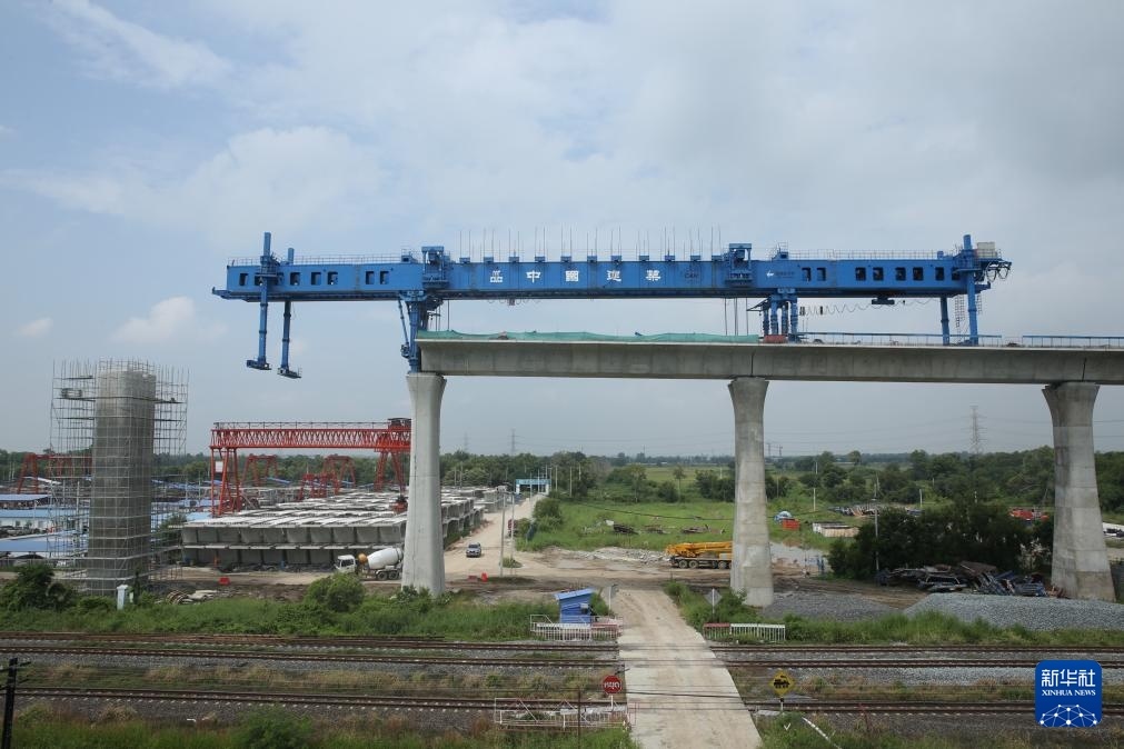 這是10月11日拍攝的位于泰國大城府的中泰高鐵項目4-3標段施工現(xiàn)場。新華社記者 孫瑋彤 攝