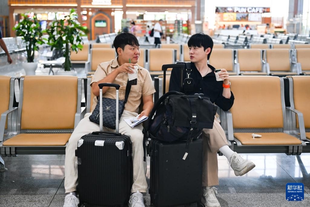 10月12日，在老撾萬象中老鐵路萬象站候車廳，兩名乘客在等候列車。新華社記者 程一恒 攝