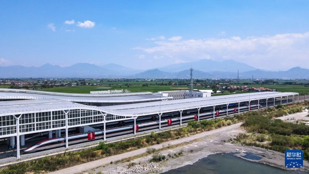 9月13日，在印度尼西亞萬隆德卡魯爾站，雅萬高鐵高速動車組列車?？吭谡九_上（無人機照片）。新華社記者 徐欽 攝