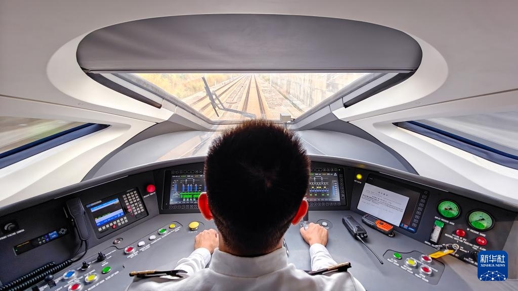 9月12日，司機駕駛高速動車組列車行駛在雅萬高鐵上（手機照片）。新華社記者 徐欽 攝