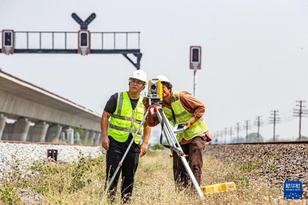 5月1日，在泰國大城府，中泰高鐵項目工作人員在施工現(xiàn)場勘查。新華社記者 王騰 攝