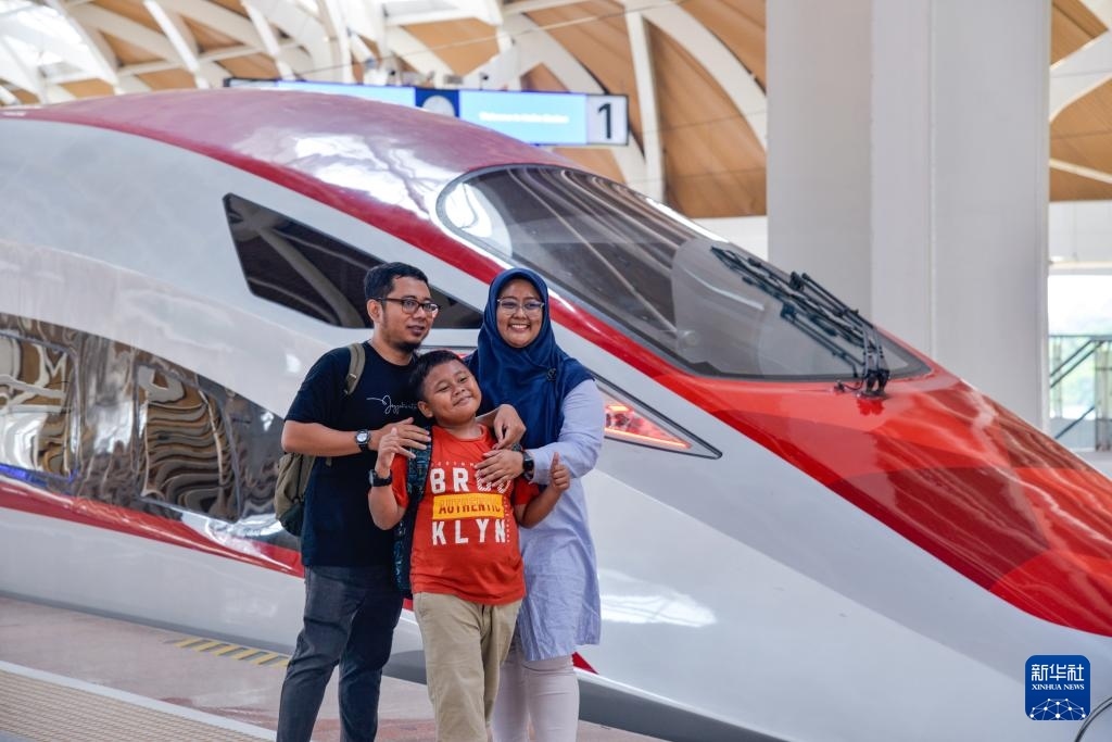 4月17日，在印度尼西亞雅加達哈利姆站站臺，乘客和雅萬高鐵高速動車組列車合影。新華社記者 徐欽 攝