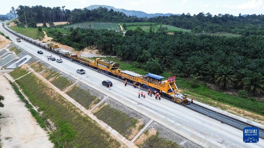 這是5月6日在馬來西亞彭亨州航拍的馬東鐵項目的鋪軌現(xiàn)場。新華社記者 程一恒 攝