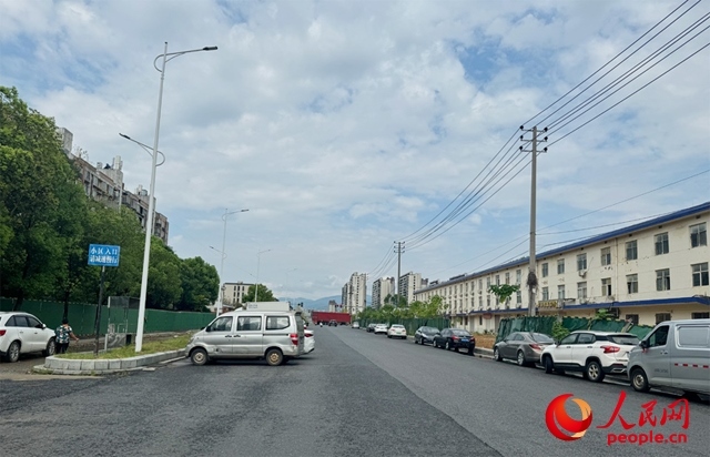 麗水佳園小區(qū)入口外及長(zhǎng)富大道上停滿了車(chē)輛。人民網(wǎng)記者 邱燁攝